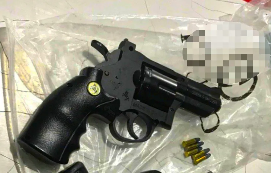 Khẩu súng được thu giữ tại hiện trường hỗn chiến