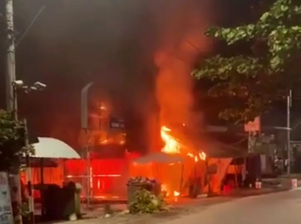 Ngọn lửa bùng cháy dữ dội trong đêm tại chợ Số 2 Tân Long