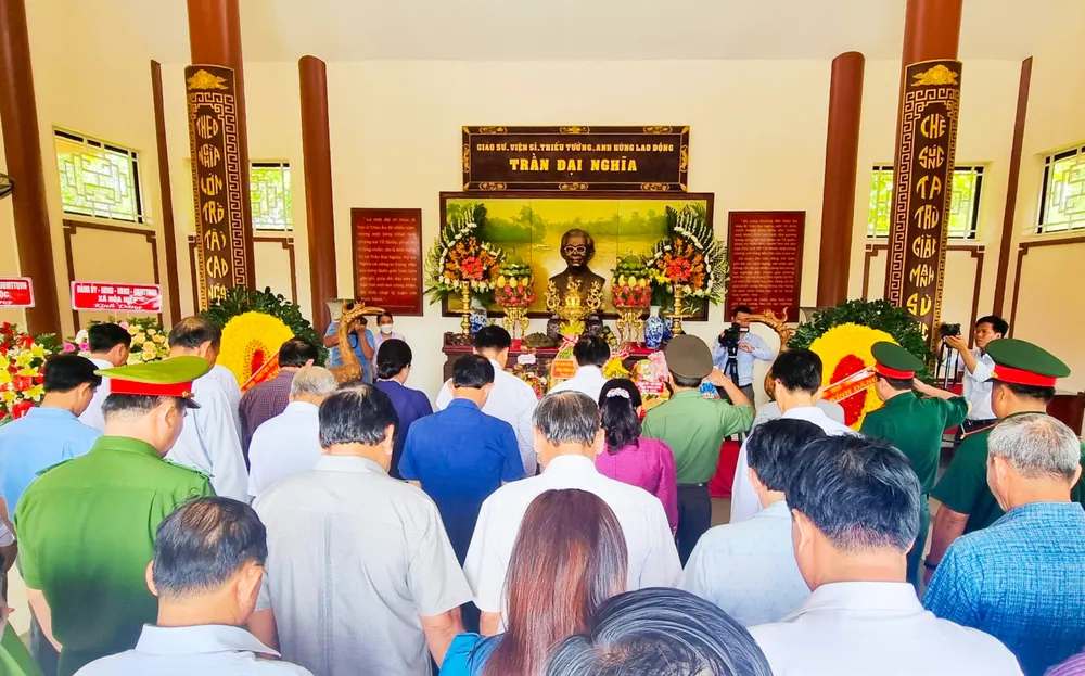 Các đại biểu thành kính hương, tưởng niệm Giáo sư Trần Đại Nghĩa Các đại biểu thành kính hương, tưởng niệm Giáo sư Trần Đại Nghĩa