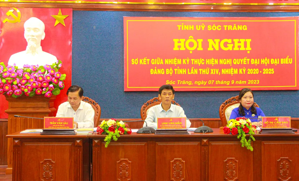 Các đại biểu chủ trì hội nghị