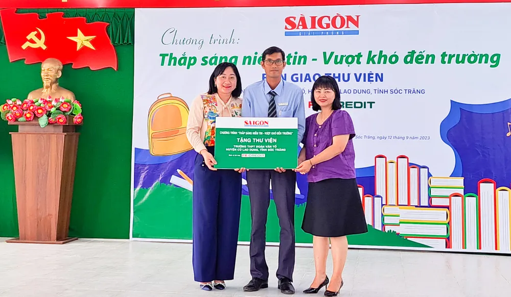 Phó Tổng Biên tập Báo SGGP Bùi Thị Hồng Sương và đơn vị tài trợ trao bảng tượng trưng thư viện mới cho Trường THPT Đoàn Văn Tố