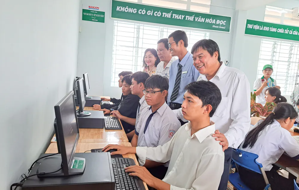 Thư viện mới của Trường THPT Đoàn Văn Tố được đầu tư nhiều máy vi tính để học sinh có thêm điều kiện trang bị kiến thức