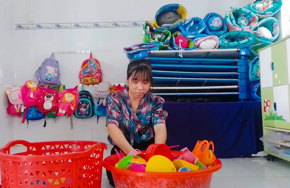Cô giáo mầm non tại thị xã Ngã Năm, tỉnh Sóc Trăng vệ sinh đồ chơi cho các bé