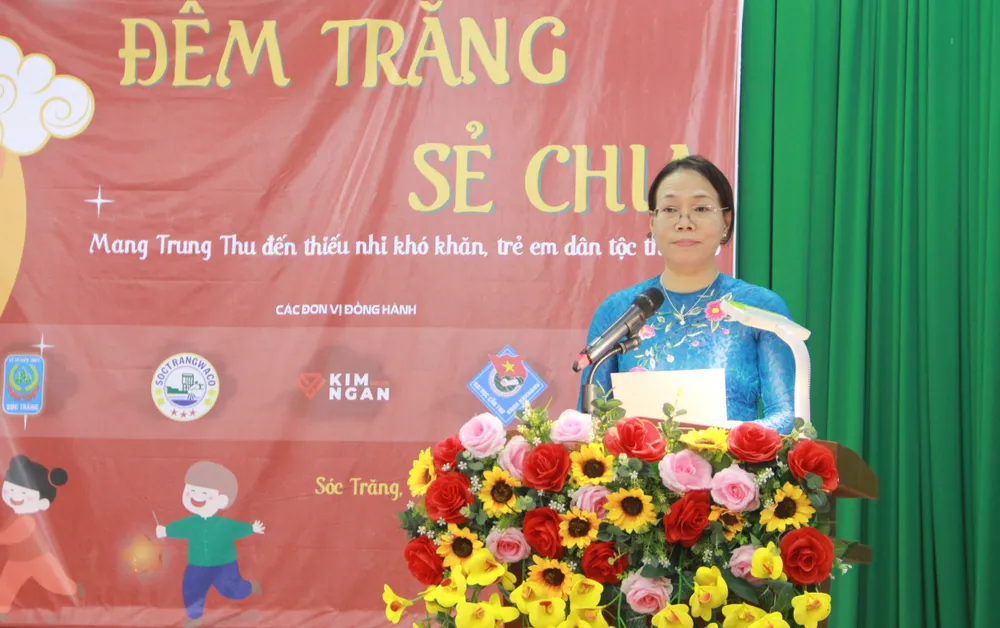 Phó Chủ tịch UBND tỉnh Sóc Trăng Huỳnh Thị Diễm Ngọc đọc thư chúc Tết Trung thu của Chủ tịch nước