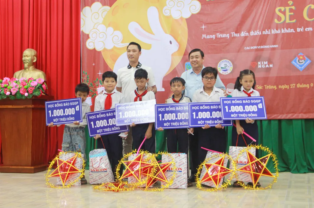 Các suất học bổng &quot;Vượt khó đến trường” của Báo SGGP được trao đến các em học sinh vượt khó học giỏi