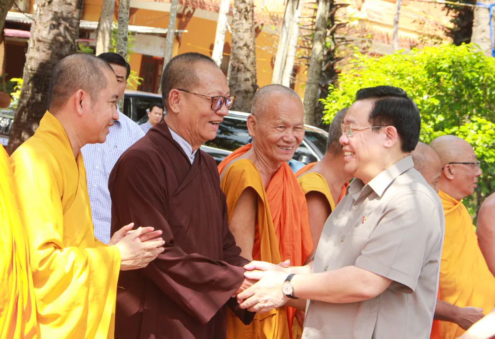 Chủ tịch Quốc hội Vương Đình Huệ thăm các vị sư sãi, chức sắc