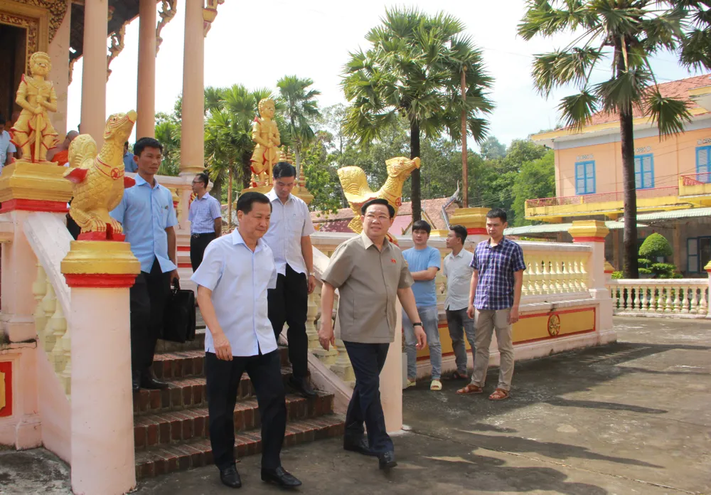 Chủ tịch Quốc hội và đoàn công tác đến thăm và thắp hương tại Chùa Khléang và Tháp ông Huỳnh Cương, cố Phó Chủ tịch Quốc hội khóa VII-VIII