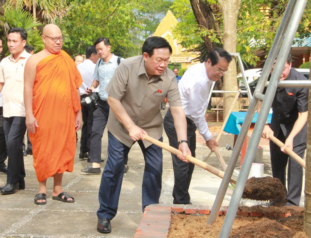 Chủ tịch Quốc hội Vương Đình Huệ trồng cây lưu niệm tại khuôn viên Trường Bổ túc Văn hóa Pali Trung cấp Nam bộ