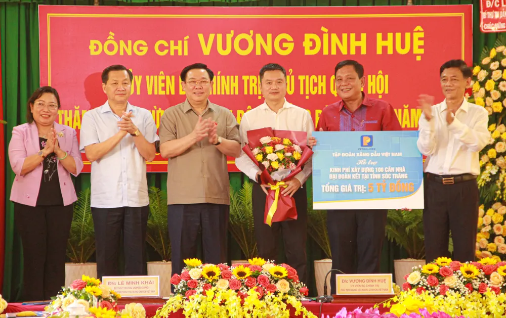 Chủ tịch Quốc hội trao 100 căn nhà cho hộ nghèo trên địa bàn tỉnh Sóc Trăng