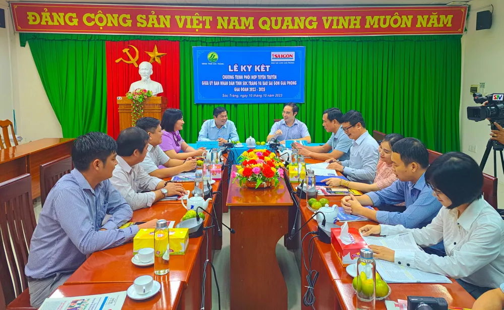 Quang cảnh buổi lễ ký kết