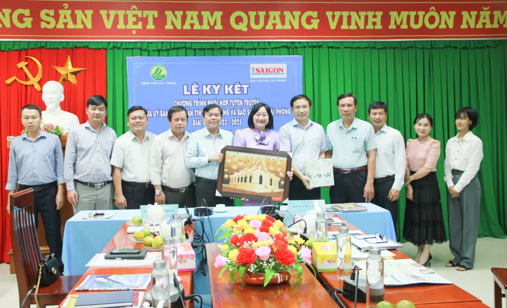 Lãnh đạo Báo SGGP và Sở TT-TT tỉnh Sóc Trăng chụp hình lưu niệm