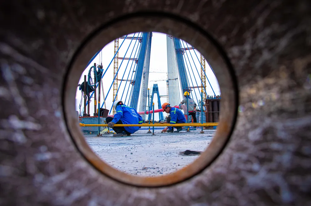 Các kỹ sư, công nhân miệt mài để hoàn thành các công đoạn cuối cùng hợp long cầu Mỹ Thuận 2