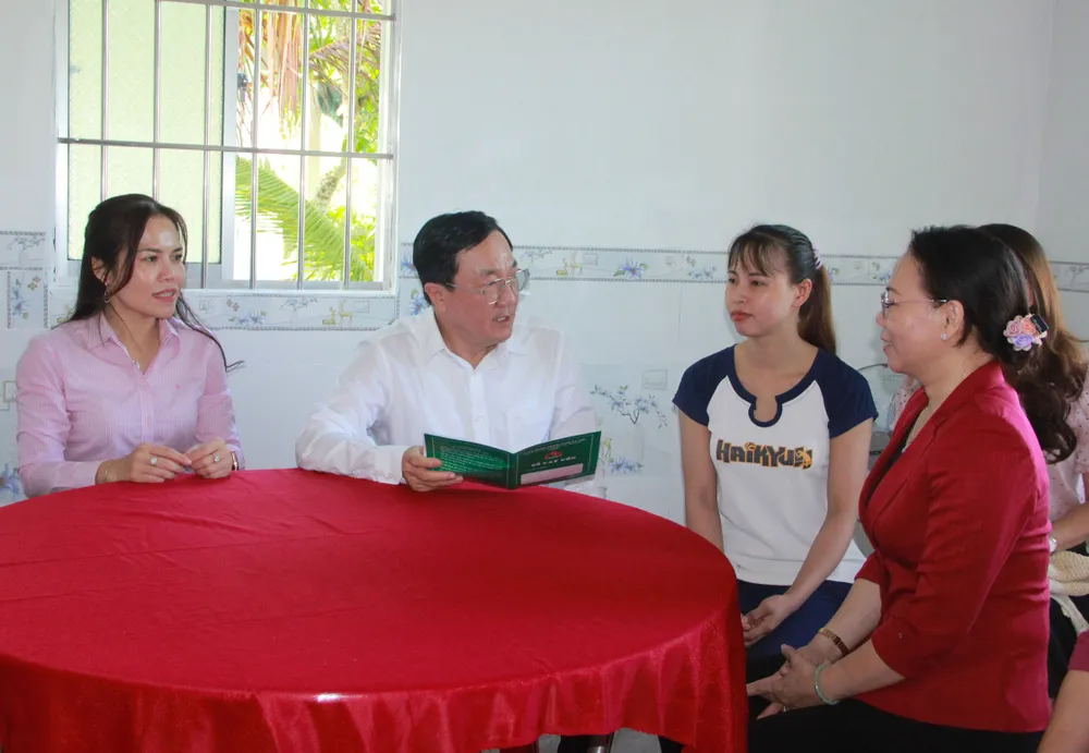 Đoàn công tác thực hiện giám sát việc triển khai các chương trình MTQG trực tiếp tại các hộ dân tại xã Thuận Hưng, huyện Mỹ Tú, tỉnh Sóc Trăng