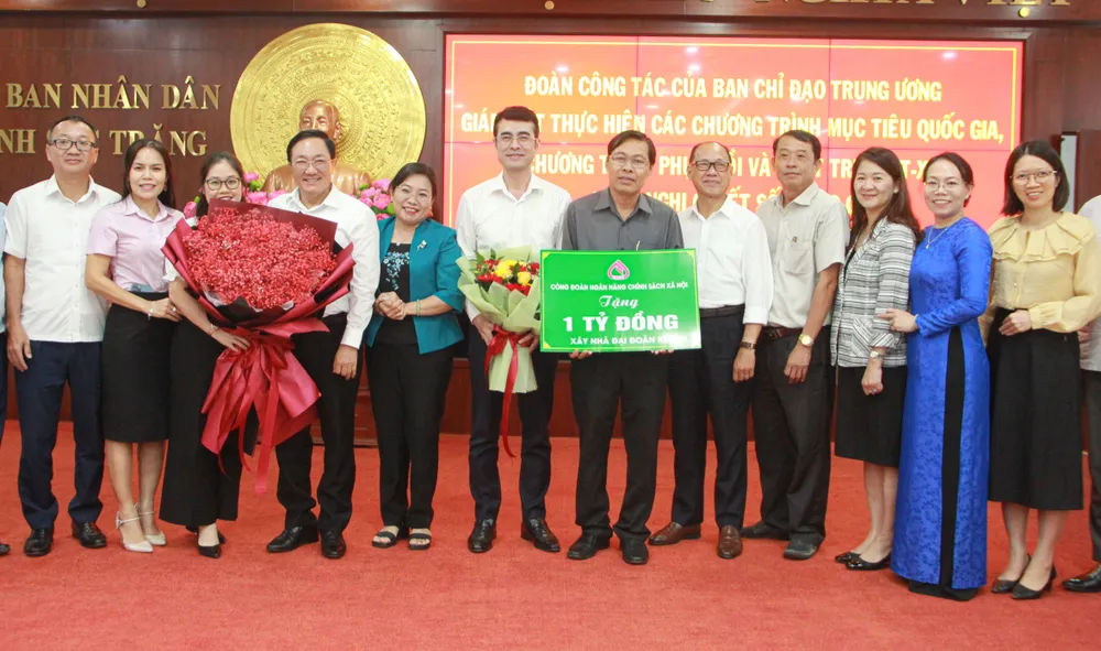 Công đoàn Ngân hàng Chính sách xã hội Việt Nam trao tặng 1 tỷ đồng để xây dựng nhà đại đoàn kết