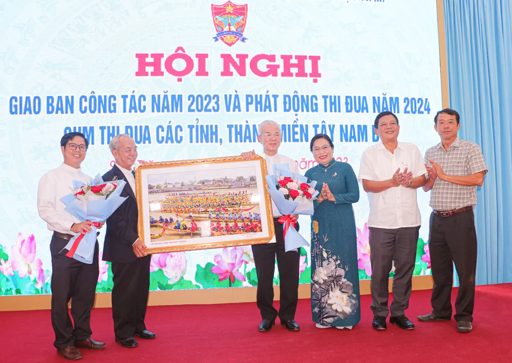 Lãnh đạo tỉnh Sóc Trăng tặng quà lưu niệm lãnh đạo Trung ương Ủy ban Đoàn kết Công giáo Việt Nam Lãnh đạo tỉnh Sóc Trăng tặng quà lưu niệm lãnh đạo Trung ương Ủy ban Đoàn kết Công giáo Việt Nam