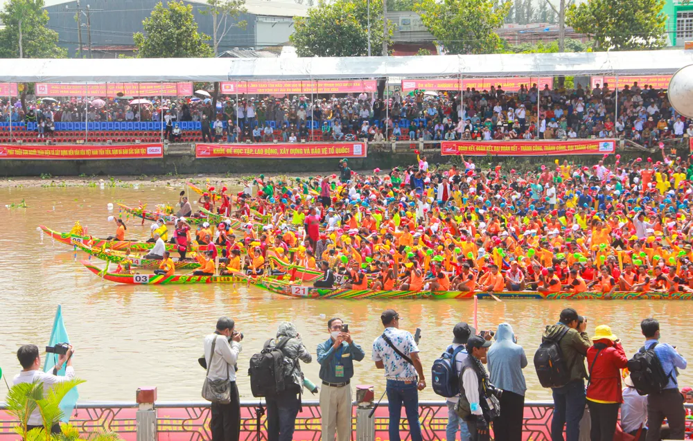 Năm 2022, Tổ chức Guinness Việt Nam đã công nhận “Lễ hội Oóc om bóc - Đua ghe Ngo Sóc Trăng có số lượng ghe ngo và vận động viên đông nhất” Việt Nam từ năm 2005 đến nay. Năm 2022, Tổ chức Guinness Việt Nam đã công nhận “Lễ hội Oóc om bóc - Đua ghe Ngo Sóc Trăng có số lượng ghe ngo và vận động viên đông nhất” Việt Nam từ năm 2005 đến nay.