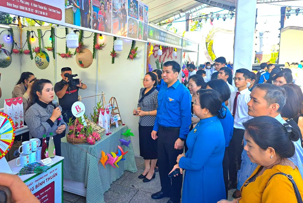 Các đại biểu tham quan các gian hàng Các đại biểu tham quan các gian hàng