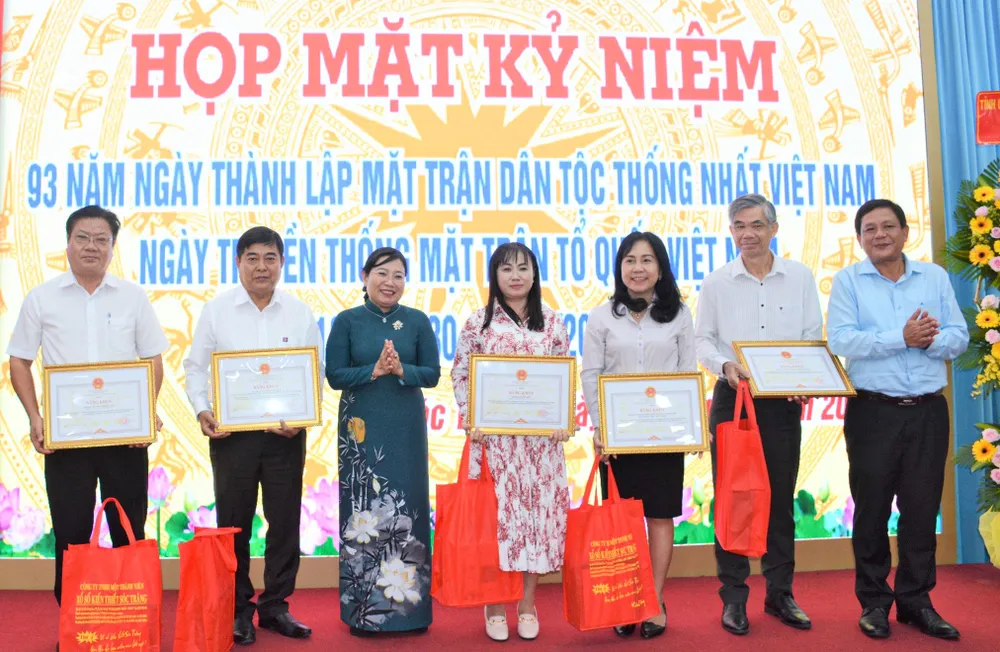 Trao bằng khen cho các tập thể, các nhân có nhiều đóng góp trong công tác an sinh xã hội