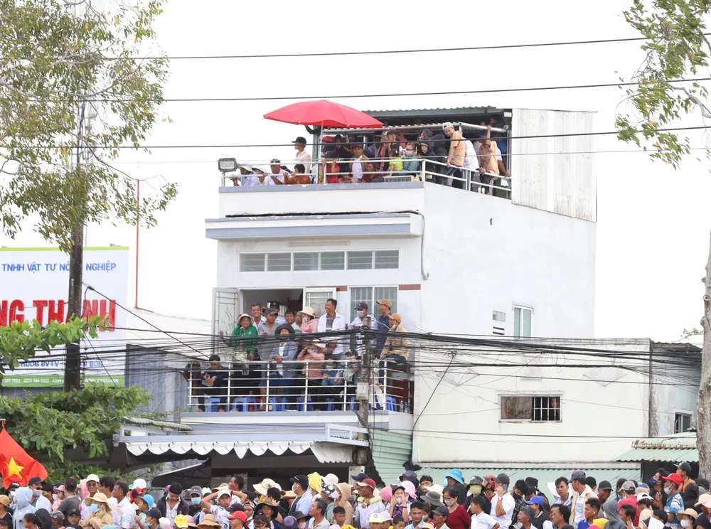 Một số toà nhà cao tầng tại khu vực diễn ra giải Đua ghe Ngo được người dân chọn là điểm xem lý tưởng Một số toà nhà cao tầng tại khu vực diễn ra giải Đua ghe Ngo được người dân chọn là điểm xem lý tưởng