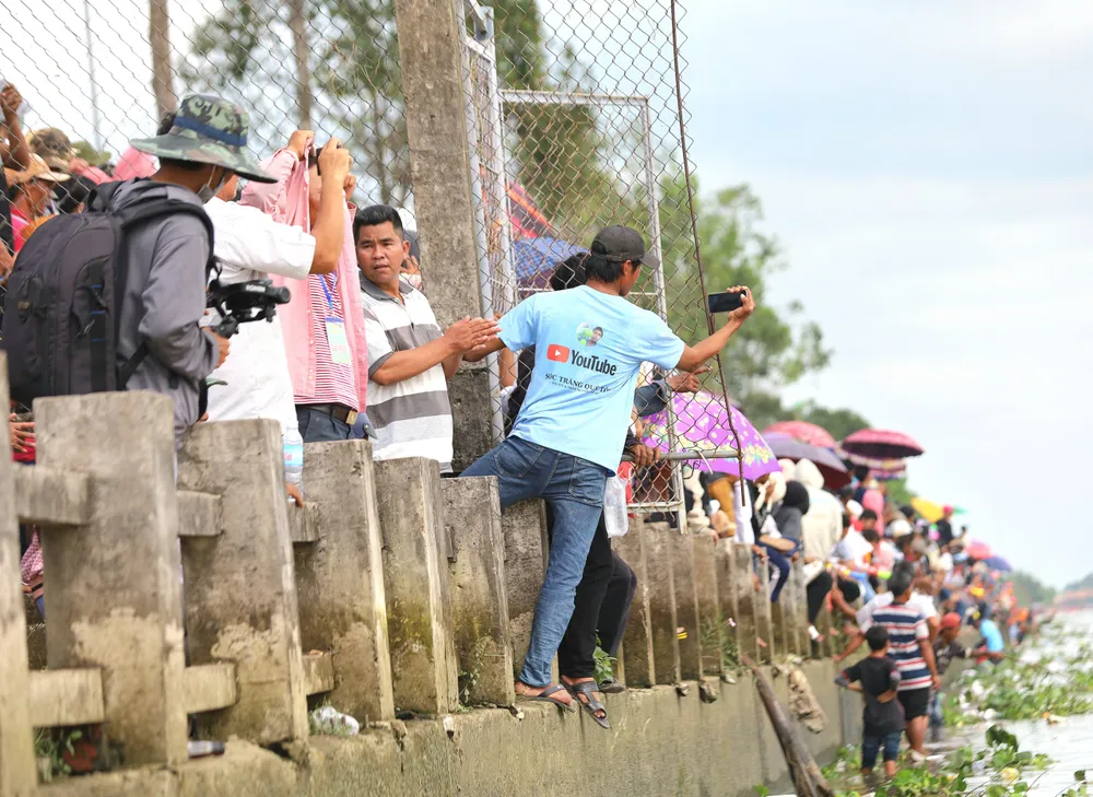 Nhiều khán giả ghi lại quá trình diễn ra các trận đấu Nhiều khán giả ghi lại quá trình diễn ra các trận đấu