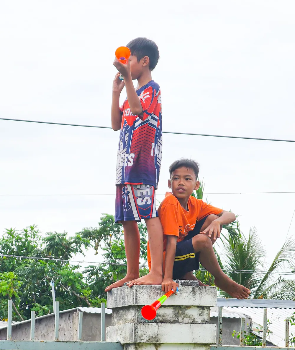 Các bạn nhỏ chăm chú theo dõi giải đấu và cổ vũ cho các đội ghe Ngo Các bạn nhỏ chăm chú theo dõi giải đấu và cổ vũ cho các đội ghe Ngo