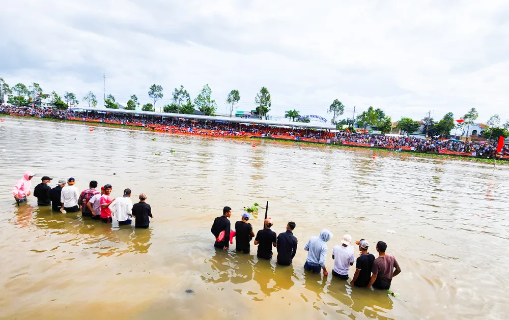 Ngâm mình trong nước để theo dõi sát sao diễn biến kết quả các trận đấu Ngâm mình trong nước để theo dõi sát sao diễn biến kết quả các trận đấu