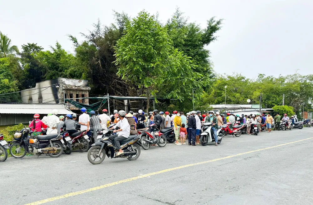 Vụ hoả hoạn khiến nhiều người dân hiếu kỳ