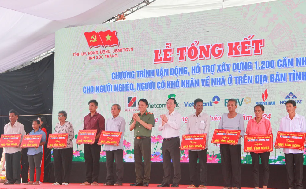 Chủ tịch nước Võ Văn Thưởng cùng lãnh đạo Bộ Công an bàn giao nhà cho người nghèo, người có hoàn cảnh khó khăn về nhà ở trên địa bàn tỉnh Sóc Trăng img-1409-7526.jpg