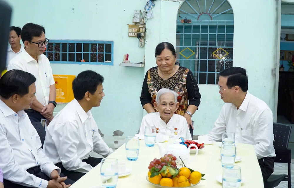 Chủ tịch nước Võ Văn Thưởng ân cần thăm hỏi Mẹ Việt Nam Anh hùng Lê Thị Thạnh và gia đình z5028976443774-34f93f0a80fb838d2c12195b5bca3529-7309.jpg