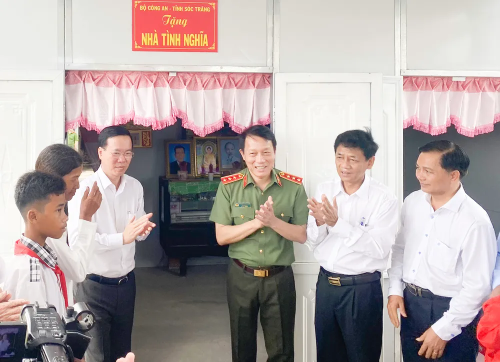 Chủ tịch nước thăm, bàn giao nhà cho hộ chị Lý Thị Tha Ly (ngụ huyện Mỹ Xuyên, tỉnh Sóc Trăng) z5029087039888-dbe9ca0903d9c138f37da65f43e1681f-5630.jpg