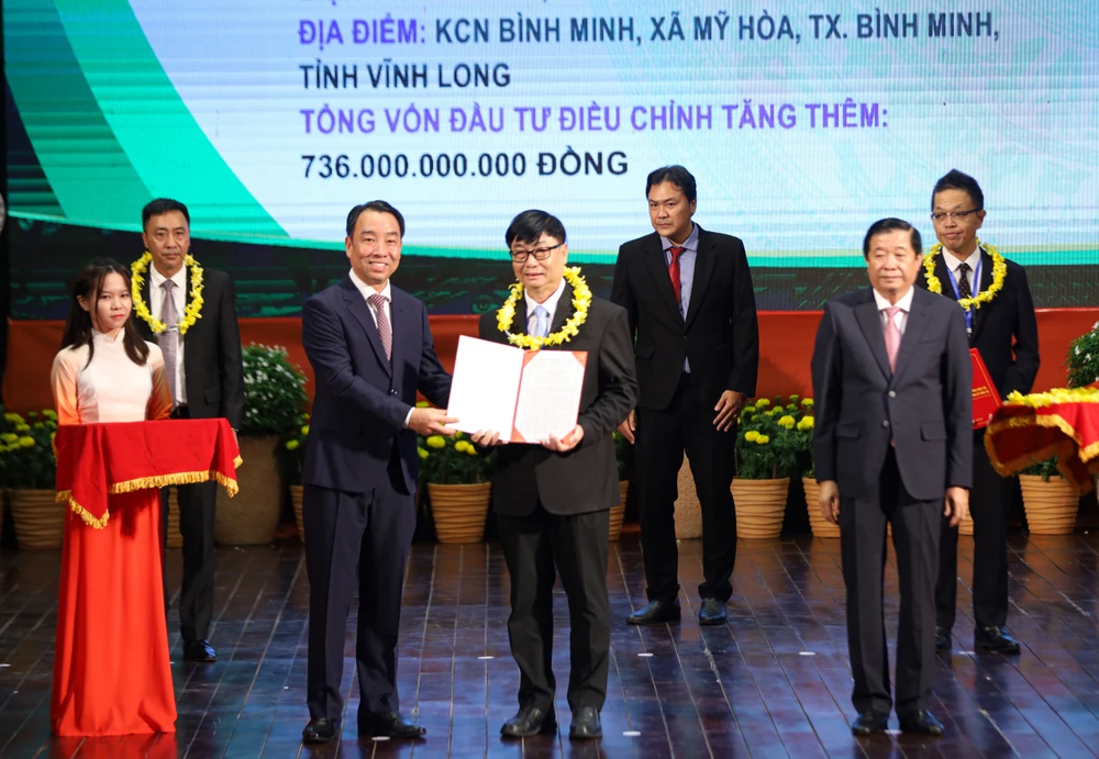 Lãnh đạo tỉnh Vĩnh Long trao các quyết định chủ trương, giấy chứng nhận đầu từ cho các doanh nghiệp 20240323095847_IMG_5893.jpg