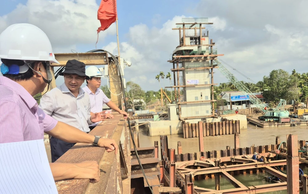 Ông Trần Văn Lâu, Chủ tịch UBND tỉnh Sóc Trăng (giữa) kiểm tra tiến độ thi công cống Rạch Mọp z5285406057848_9457b196a02f28725e3c62c5ed05fcb8.jpg