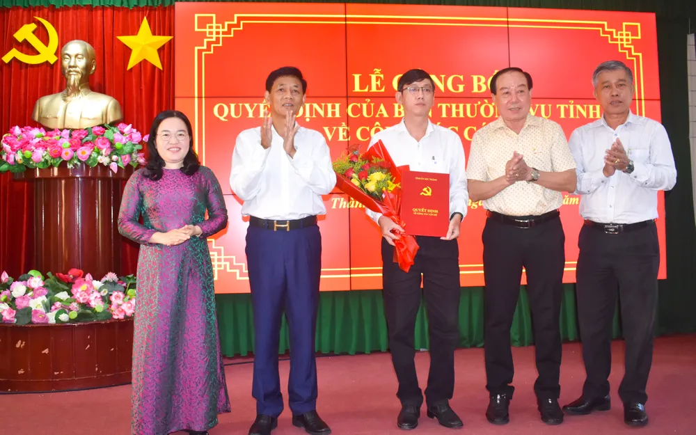 Đồng chí Thái Đăng Khoa (giữa), tân Bí thư Thành uỷ Sóc Trăng, nhiệm kỳ 2020 - 2025 DSC_0767.jpg