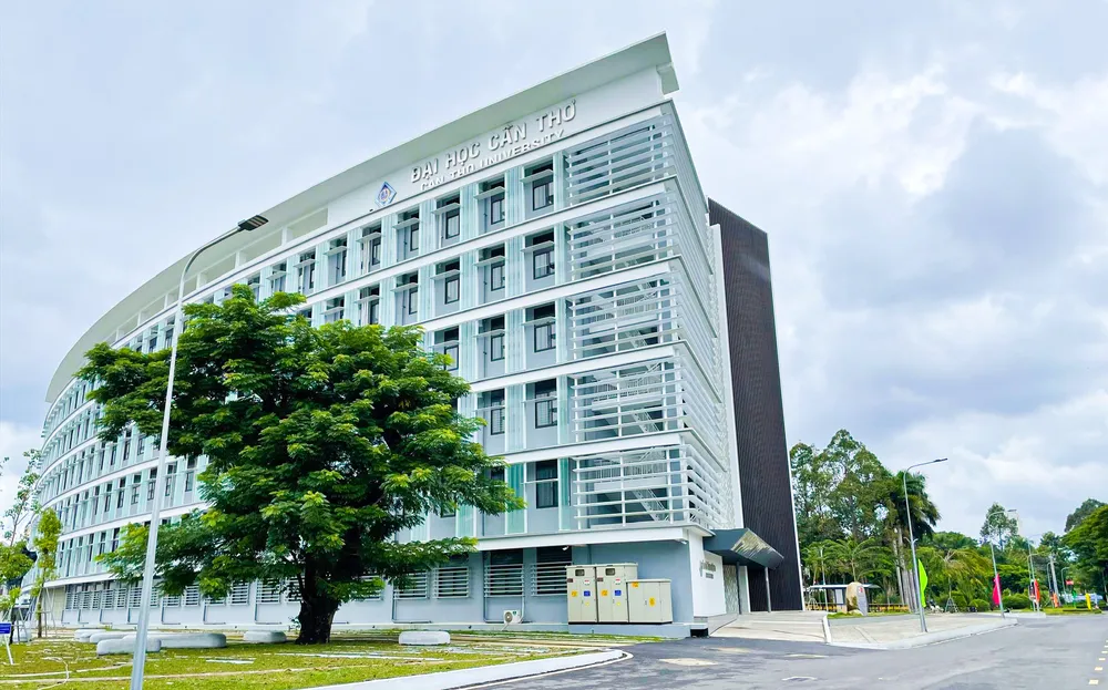 Tòa nhà Công nghệ cao của Trường Đại học Cần Thơ toa nha cncao.jpg