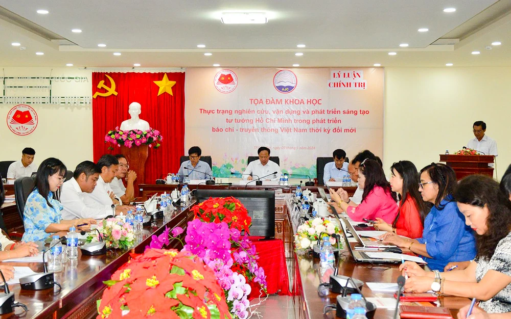 Các đại biểu tham dự tọa đàm toá dam.jpg