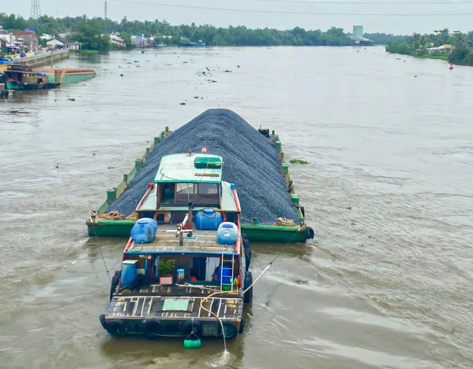 Tàu chở đá va phải cầu Măng Thít z5484817658895_95cde7dc5ce3c96097e452d754b39b53.jpg