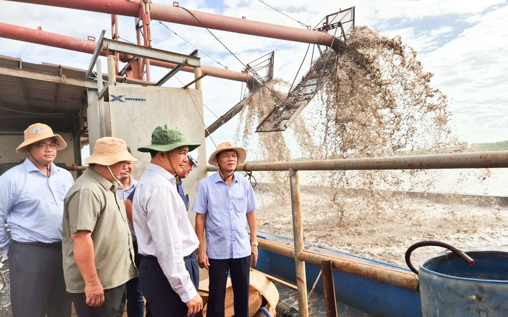 Lãnh đạo tỉnh Sóc Trăng đi kiểm tra trực tiếp tại các mỏ cát đang khai thác phục vụ cho Dự án thành phần 4 f6e9afa8a425147b4d34.jpg