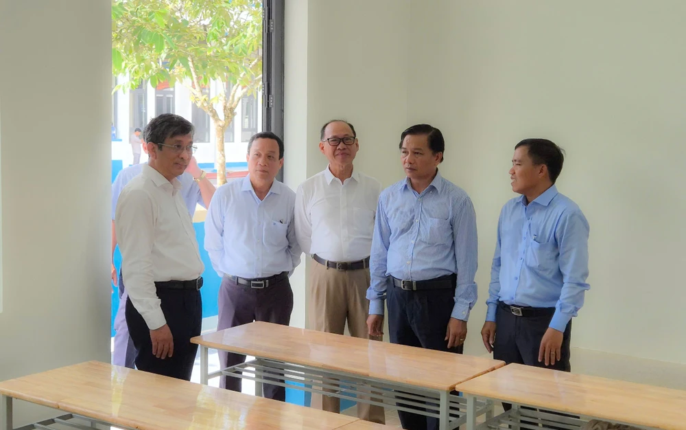 Lãnh đạo UBND tỉnh Sóc Trăng và Trường Đại học Cần Thơ kiểm tra cơ sở vật chất tại Phân hiệu 31a037a87372c12c9863.jpg
