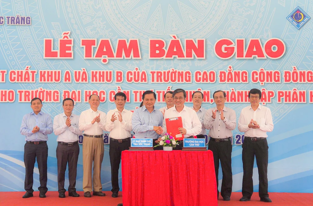 UBND tỉnh Sóc Trăng bàn giao cơ sở vật chất nhà, đất cho Trường Đại học Cần Thơ a3faaf52e8885ad60399.jpg