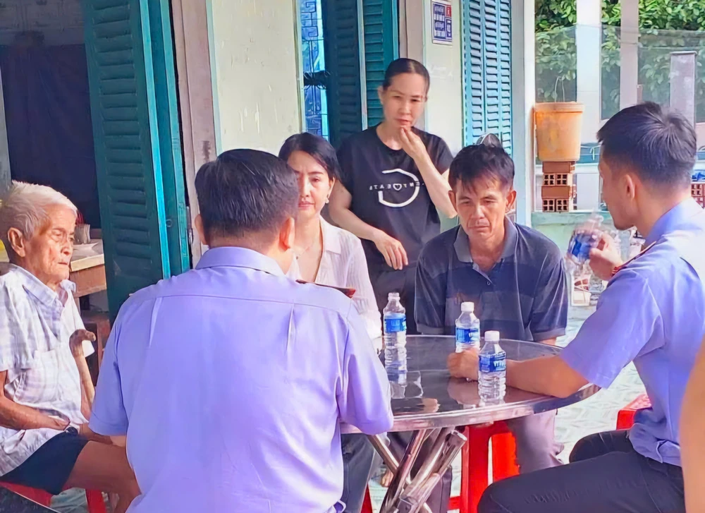 Đoàn công tác của Cơ quan điều tra Viện KSND Tối cao làm việc với gia đình nữ sinh B.T. ee651fa87b40c91e9051.jpg