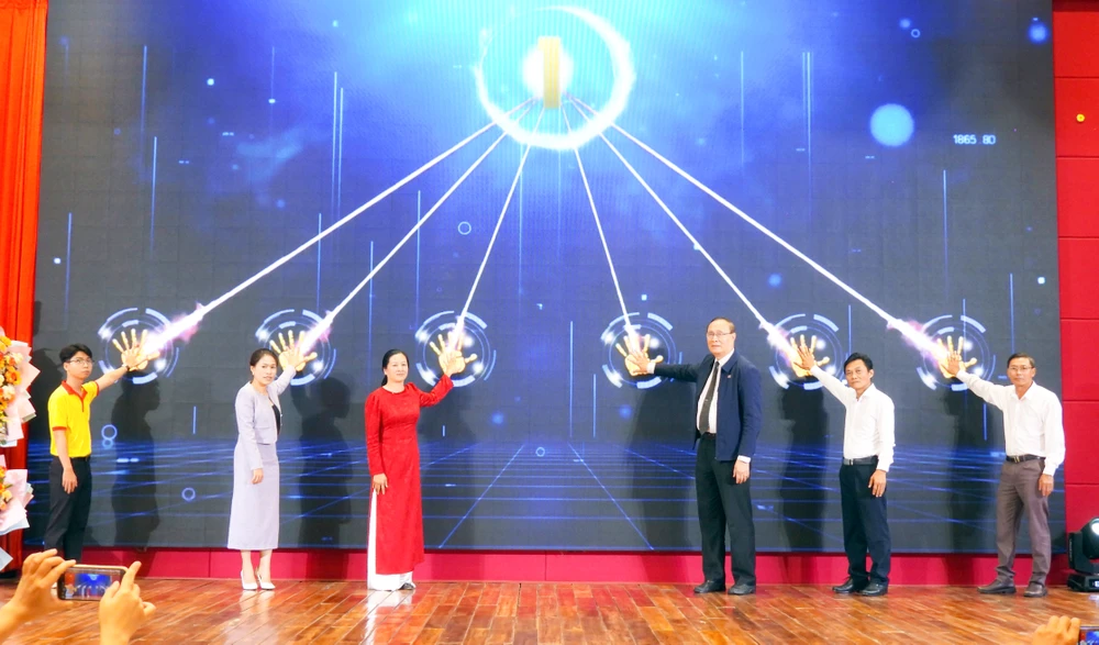 Các đại biểu thực hiện nghi thức phát động triển khai chương trình đăng ký sử dụng tên miền “.vn” 5 Đại diện lãnh đạo các đơn vị và đại diện sinh viên thực hiện nghi thức phát động chương trình sử dụng tên miền quốc gia _.vn_..jpg