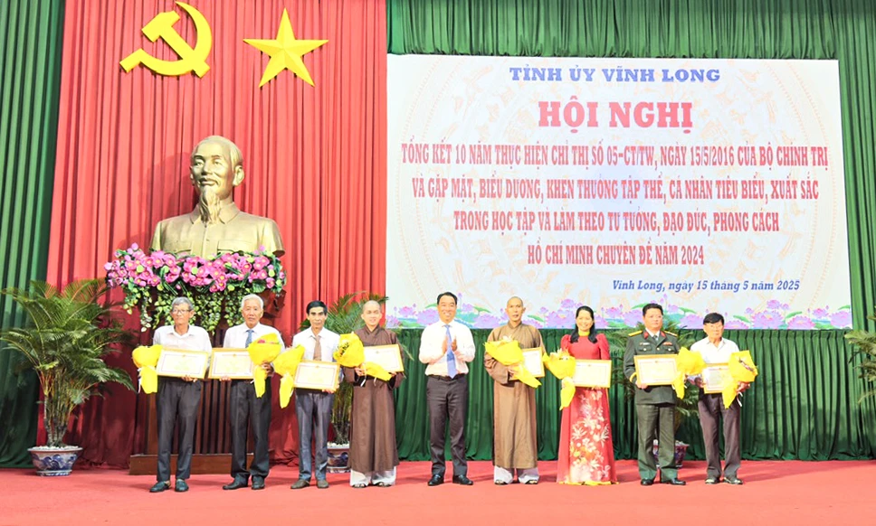 Lãnh đạo tỉnh Vĩnh Long khen thưởng các tập thể, cá nhân điển hình học tập và làm theo Bác 24680ad442a1f7ffaeb0.jpg