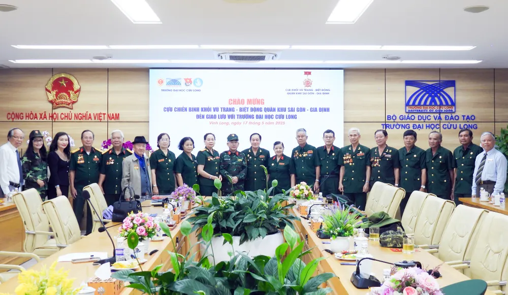 Lãnh đạo Trường Đại học Cửu Long và các cựu chiến binh biệt động Sài Gòn - Gia Định chụp hình lưu niệm 8 Đoàn công tác chụp ảnh lưu niệm với lãnh đạo Trường Đại học Cửu Long.jpg