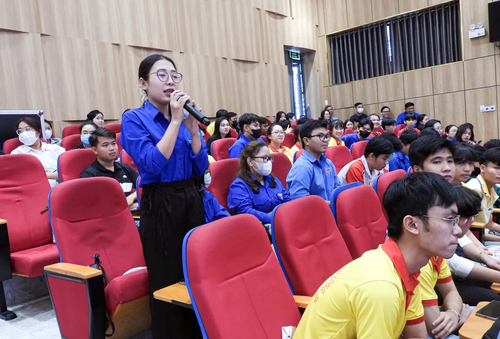 Các bạn sinh viên Trường Đại học Cửu Long giao lưu với các cựu chiến binh biệt động 9 Sinh viên giao lưu cùng đại biểu.jpg