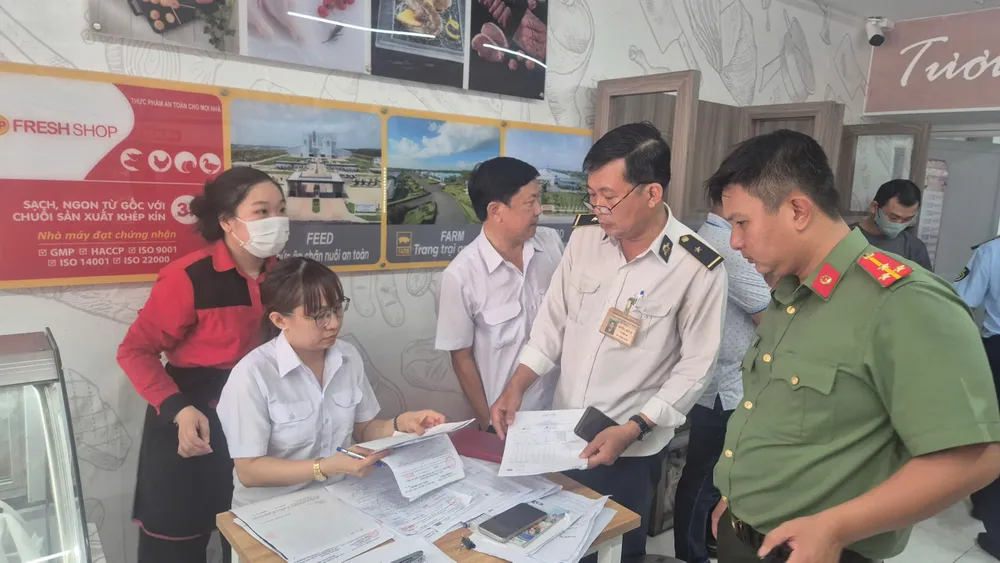 Lực lượng chức năng kiểm tra tại cửa hàng CP Freshop 380b06357265c63b9f74.jpg