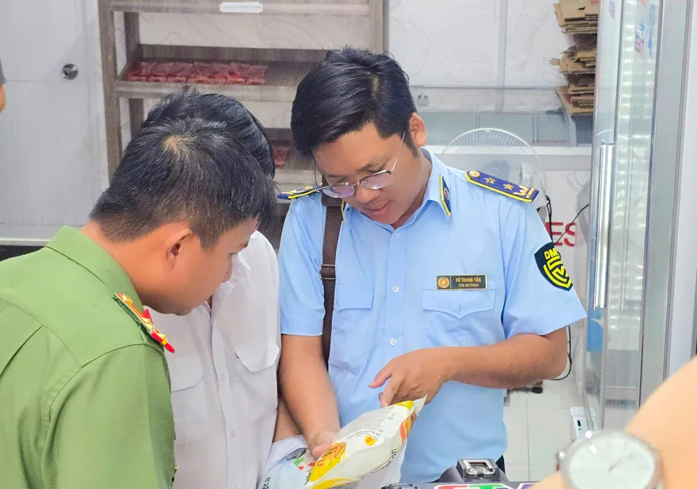 Kiểm tra thông tin trên sản phẩm bày bán tại cửa hàng 4e17057638208c7ed531.jpg