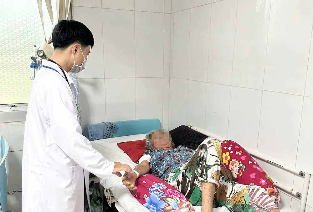 Bác sĩ kiểm tra sức khoẻ của bệnh nhân Y. bị nhiễm khuẩn liên cầu lợn anh benh nhan Y.jpg