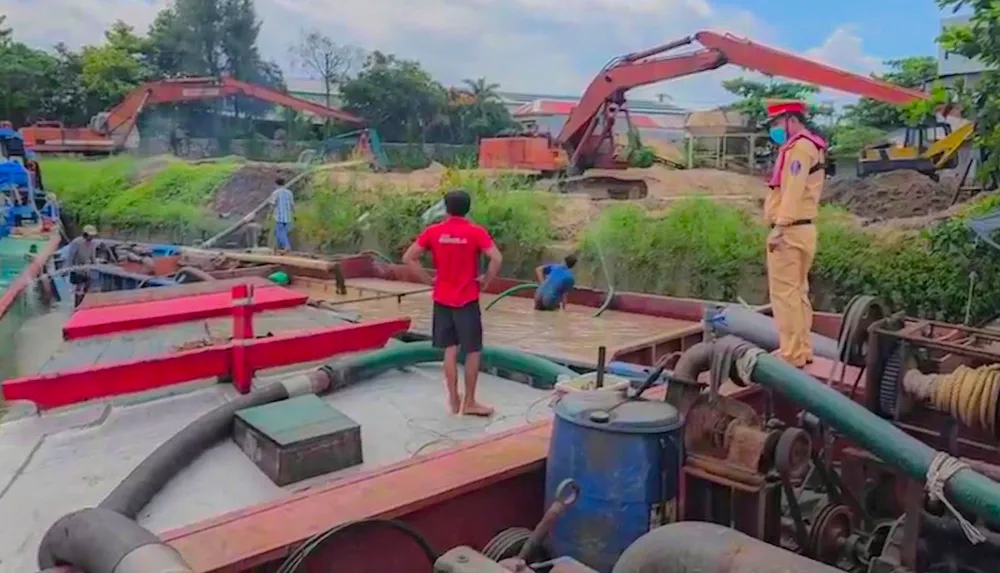 Lực lượng chức năng làm việc với chủ phương tiện chở cát không giấy tờ 08a79268db506f0e3641.jpg