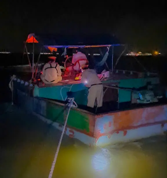 Tổ tuần tra kiểm soát đưa phương tiện chở cát không hoá đơn, chứng từ về nơi làm việc 77ac33fd68c5dc9b85d4.jpg
