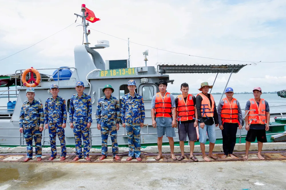 Tàu Hải đội 2, Biên phòng tỉnh Sóc Trăng đưa các thuyền viên vào bờ an toàn 110cee39e0f654a80de7.jpg